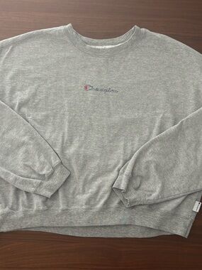 Champion crewneck shirt in heather grey with embroidered Champion script logo